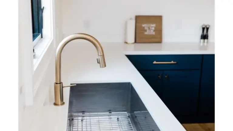 Can a farmhouse sink have a garbage disposal? 